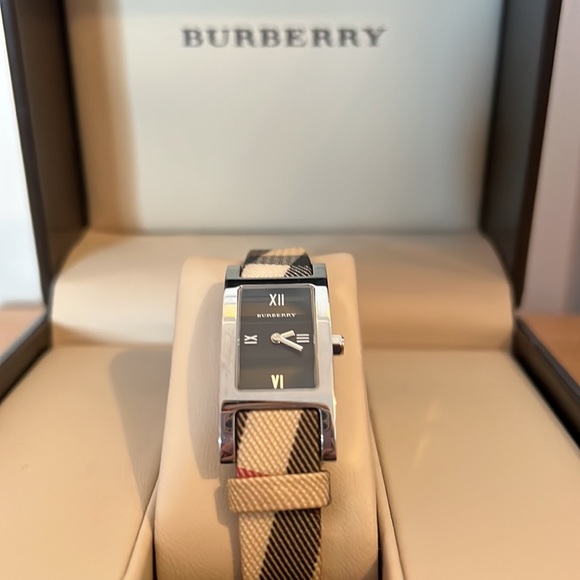 Burberry Ladies Luxury Adjustable Watch - Picture 5 of 11